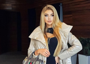 Przepiękna gwiazdeczka disco polo pozuje w zjawiskowej sukni. Uwagę zwraca bardzo głęboki dekolt.