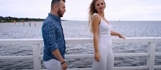 Przepiękna modelka w zmysłowych ujęciach na plaży! Tak gwiazdor disco polo kradnie serca swoich fanów!