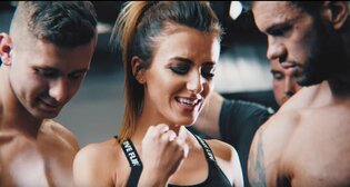 Przepiękna wokalista skąpo ubrana oraz trzech półnagich mężczyzn! Co z tego wynikło?! | VIDEO