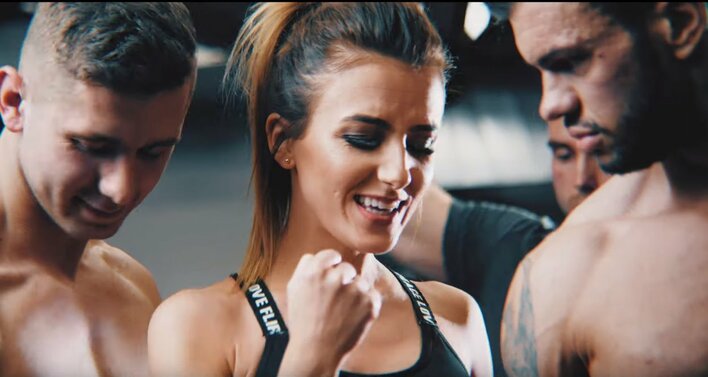 Przepiękna wokalista skąpo ubrana oraz trzech półnagich mężczyzn! Co z tego wynikło?! | VIDEO