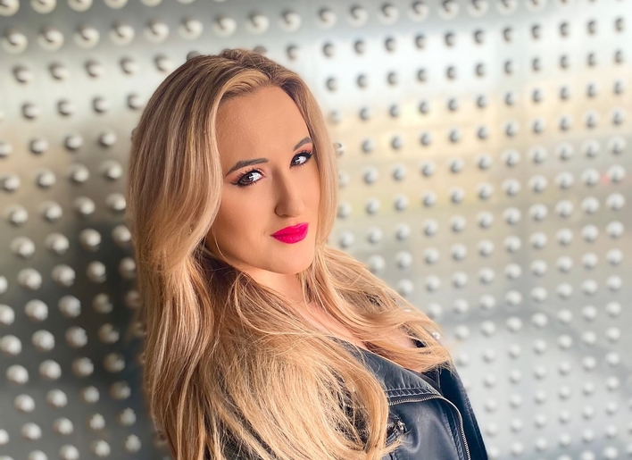 Bardzo głęboki dekolt uroczej piosenkarki disco polo! Pikantne FOTO komentują fani! 