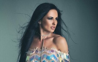 Przepiękna wokalistka disco polo w czarnych długich kozakach! Fani zachwyceni