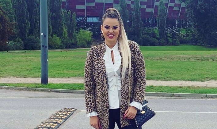 Przepiękna wokalistka disco polo wygląda obłędnie! Krótka czerwona sukienka i długie kozaki!