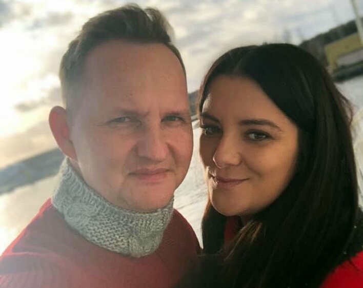 Nikt nie wiedział o ciąży! Uwielbiany wokalista disco polo został ojcem! Zdjęcia córki podbijają sieć!