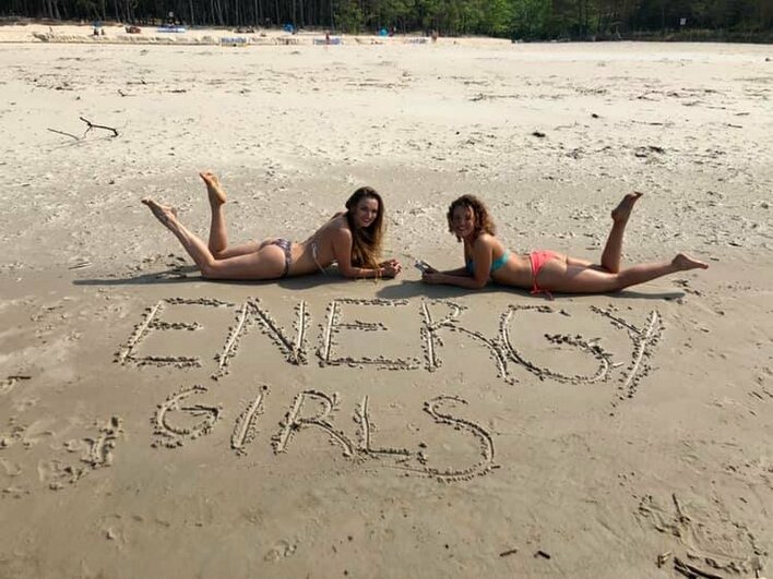 Przepiękne, gorące wokalistki disco polo w skąpym bikini! Letni romans z przyjaciółmi z branży?!