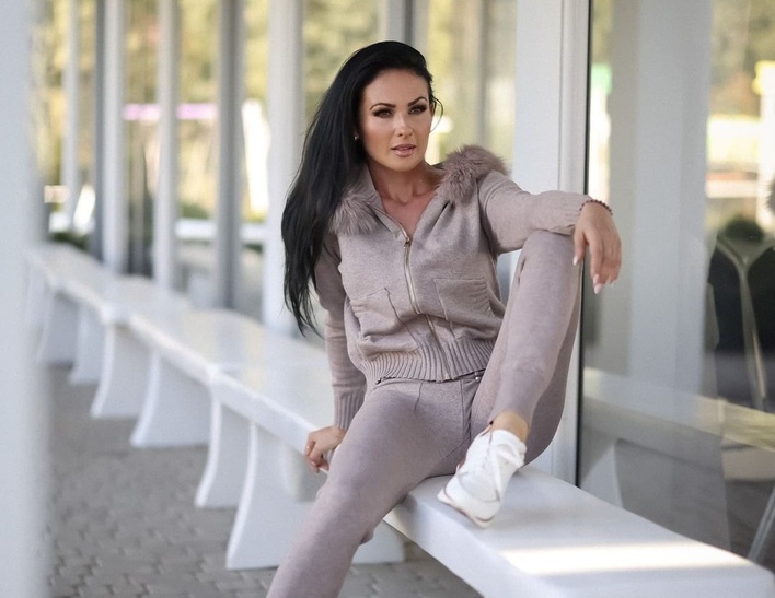 Prześliczna gwiazda disco polo kusi zgrabnymi ciałem! Uwagę zwracają Jej piękne, długie nogi!  