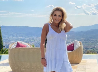 Prześliczna Monika Chwajoł pozuje w bardzo skąpym bikini na basenie! Gwiazda disco polo zachwyca swoimi wdziękami!