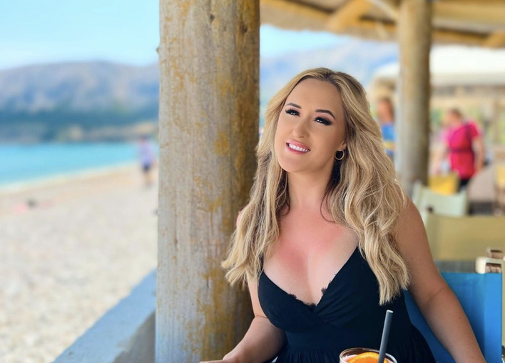 Popularna wokalistka disco polo szokuje ogromnym dekoltem! Tak Jesika Piętak celebruje zakończone zdjęcia do nowości „Złap mnie„! Fani komentują!