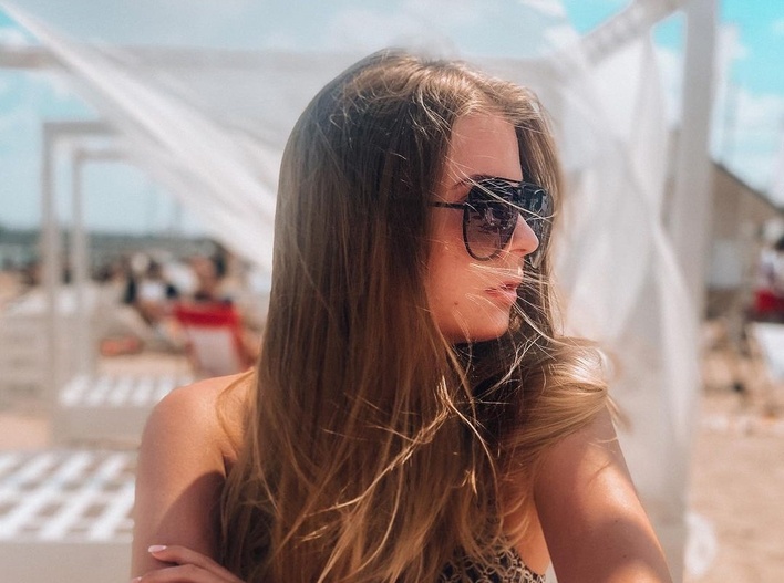 Nieziemsko piękna wokalistka girlsbandu Szpilki zachwyca skąpym strojem! Co za figura! 