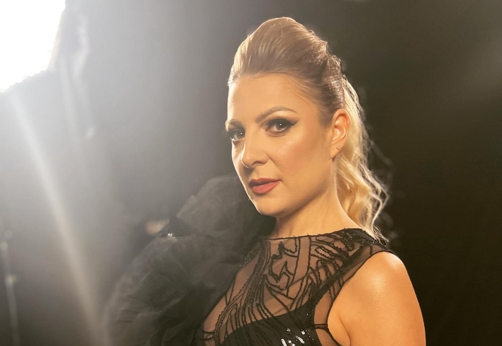 Prześwitujący strój Magdaleny Narożnej. Fani: „SEKSI KOCICA„ ! Gwiazda zespołu Piękni i Młodzi kusi ciałem!