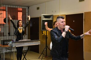 Przeszukano im auto, zabrano telefony oraz dokumenty tożsamości następnie wprowadzono do strefy zamkniętej.