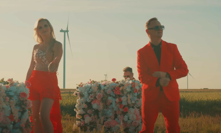 „Przy mnie bądź„ – przepiękna ballada zespołu MIG z Dorotą w roli wokalistki! Zobacz, dlaczego wszyscy o niej mówią!
