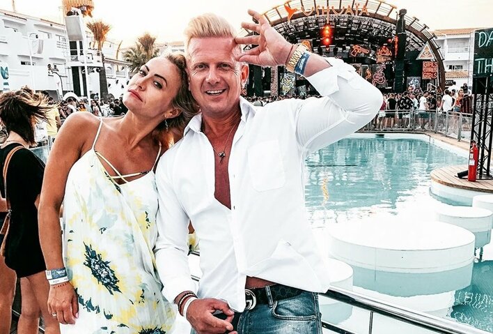 Przystojny wokalista disco polo królem dyskotek na Ibizie!