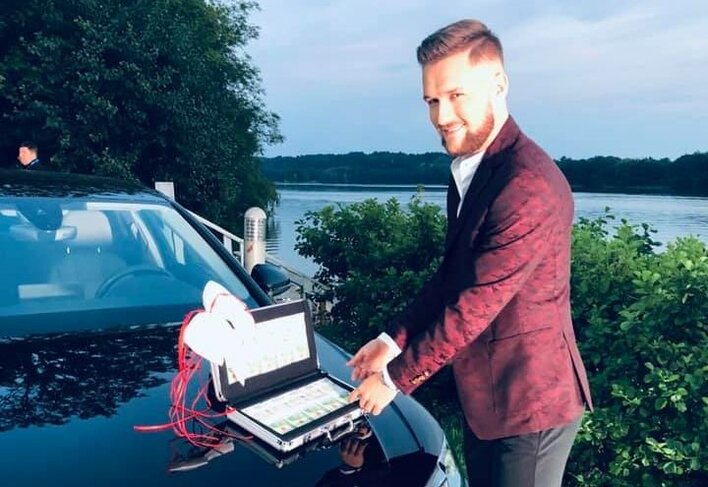 Wokalista disco polo wzbogacił się o kolejne miliony! Tak pokaźne sumy robią wrażenie!