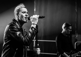 Przystojny wokalista disco polo zebrał się na odwagę, aby napisać szczerze to, co myśli 