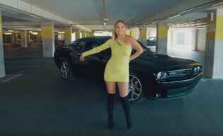 Przystojny wokalista, piękne kobiety i szybkie samochody! Zobaczcie nowość od Skubi pt. "W moim typie