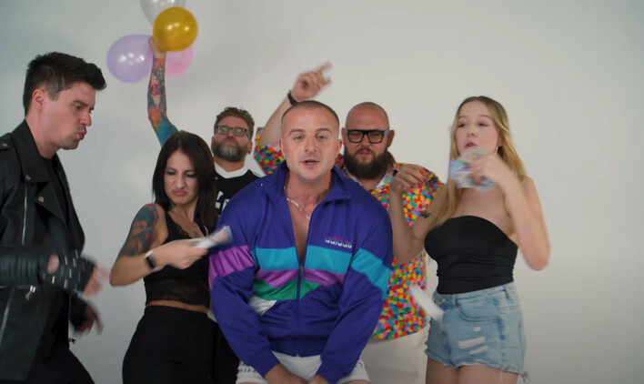 „PTY” Konstantego Drążka to coś więcej niż hit TikToka – tego teledysku długo nie zapomnisz