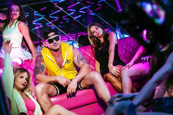 To będzie hit Sylwestra 2022/2023! Pudzianowski zaskoczył premierą „Parkiet„! Jest zmysłowo, kolorowo i mega energicznie!