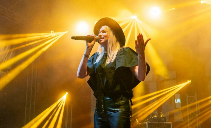 Utalentowana wokalistka disco polo Racisova dała czadu na Juwenaliach! Był ogień! Zobacz materiał! 