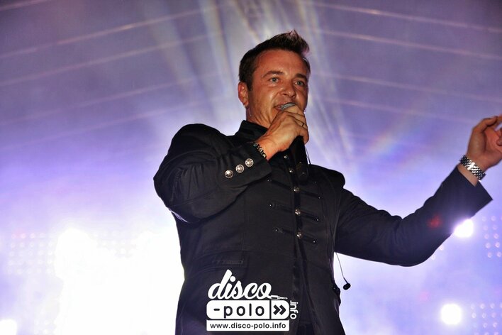 Radek Liszewski z grupą Weekend zaśpiewał w Ostródzie. Grupa wykonała swój największy przebój! 