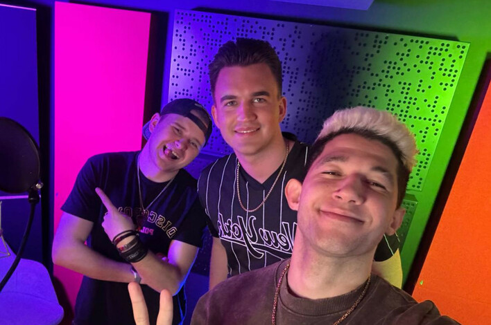 Raider i DiscoBoys zaskakują coverem „Wszystko jedno”. Nowa wersja kultowego hitu już w sieci