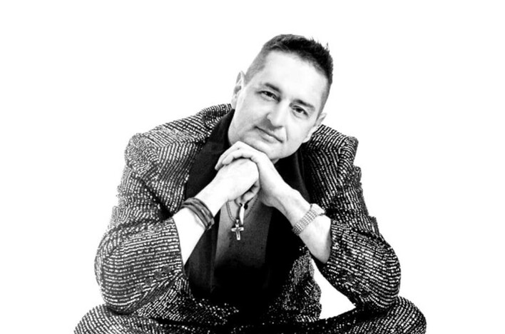 Mocne słowa gwiazdy disco polo „jakiś wariat idzie ulicą i śpiewa„ Warszawa w roli głównej! Artysta zaskakuje nowym projektem! 

