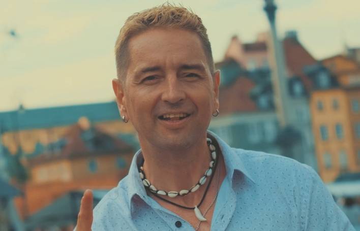 Rajmund powraca z nowym hitem! „Nie ma nas„ – teledysk kręcony w Warszawie już dostępny

