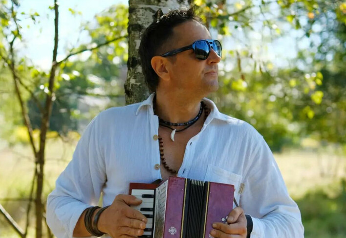 Przedpremiera! Gwiazdor disco polo zaskakuje miłosnym utworem! Zainspirowało go życie! 