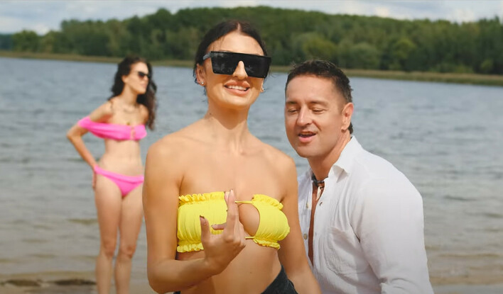 Kolejna nowość disco polo w stylu latino! Wokalista disco polo zaskoczył premierą pt. „Buenos Dias„. Podbije tym listy przebojów?! 