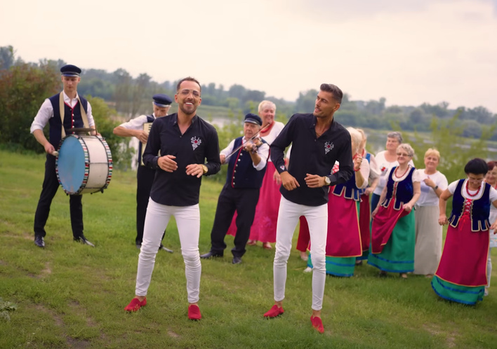 „Raz się żyje” od MarsaAlam stało się sensacją internetu i zgarnia setki komentarzy