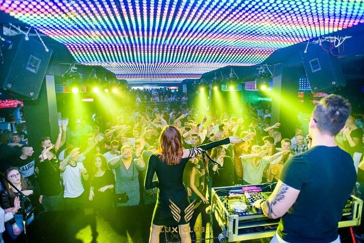 Red Queen w nowej produkcji! Niby jesteś ale Cię nie ma - zobaczcie VIDEO!