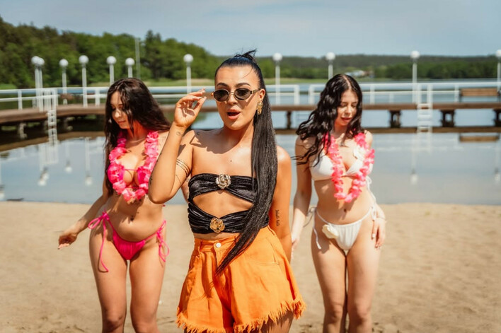 Red Queen z nową wokalistką i piosenką „Poczuj chill”. Letnia premiera zaskakuje fanów disco polo