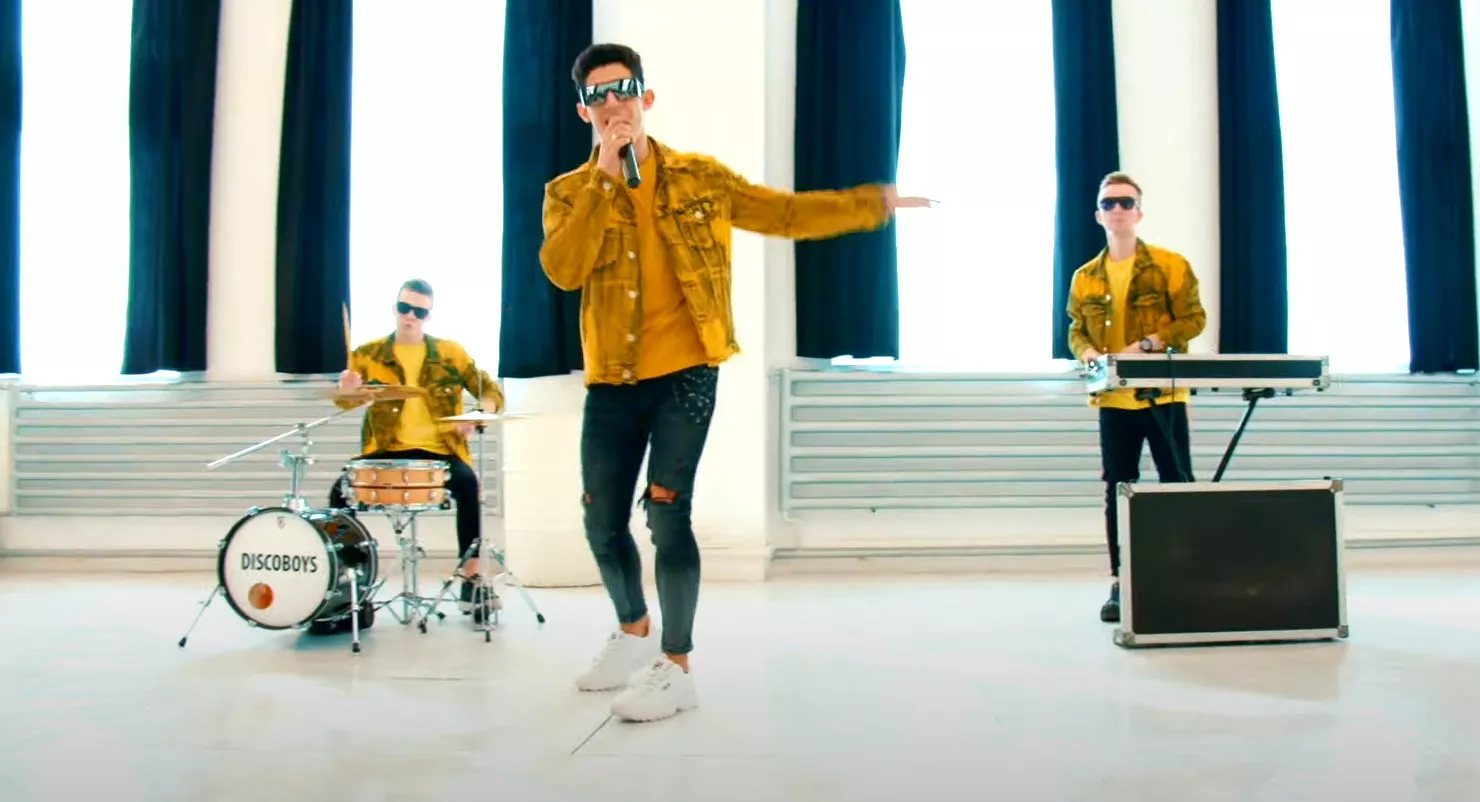 Rewelacyjna premiera od DiscoBoys! Kamil Kossakowski w piosence pt. „Od jutra będę grzeczny„! Jak fani zareagują na tę nowość?! 