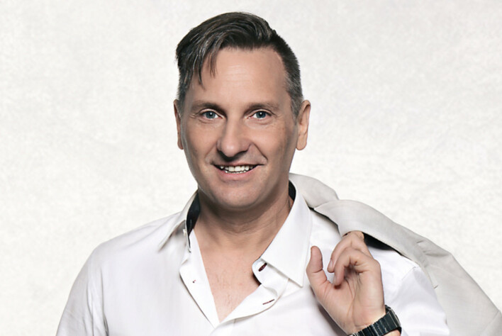 Co skrywa WIELKA posiadłość znanego muzyka disco polo? Robert Sasinowski Skaner pokazuje wnętrze swojego domu! 