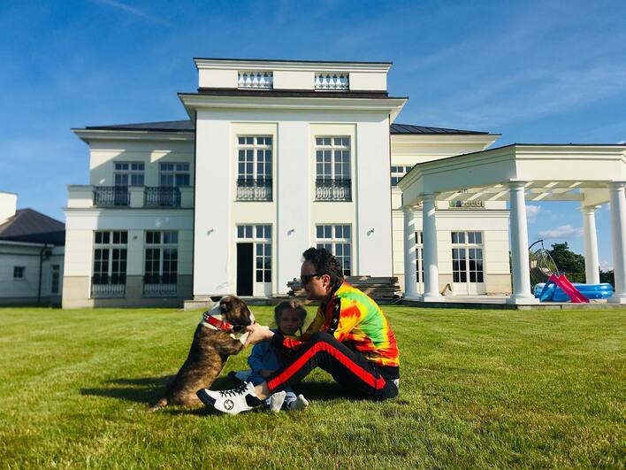 Robi wrażenie! Znany gwiazdor disco polo Patryk Pegza After Party mieszka w Pałacu?! Z wielkiej skarpy widać MORZE! 