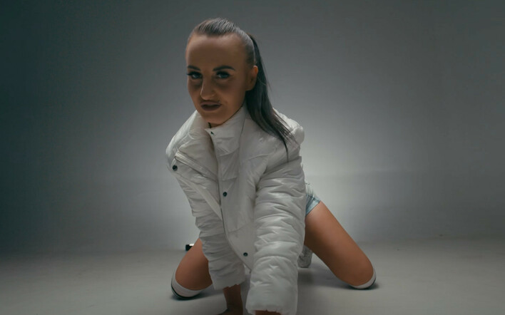 Robson W wraca z nowym hitem! „Dawaj Dawaj Mała„ podbije wakacje 2024
