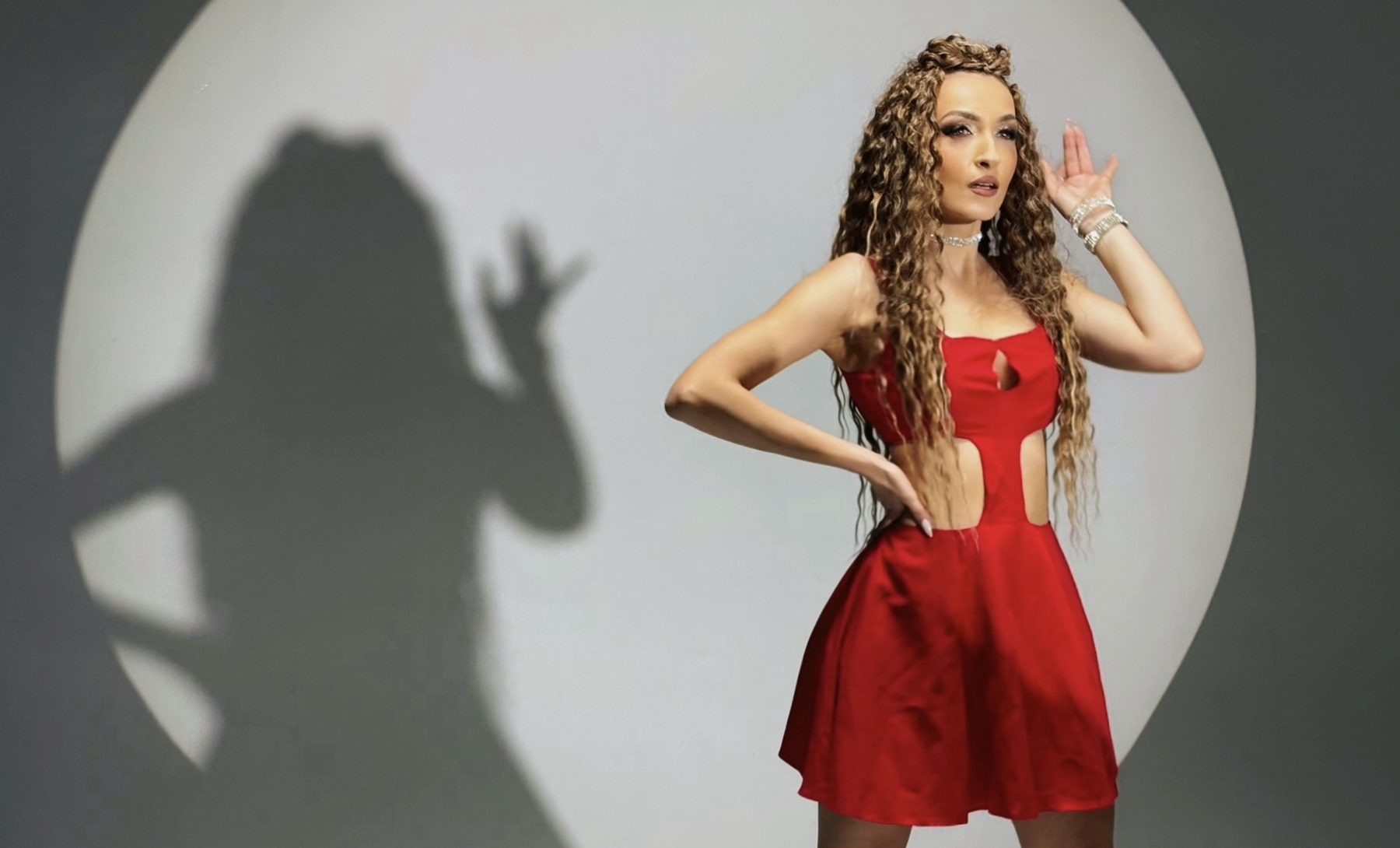 Roksana Skynova prezentuje nowy singiel "Amor de Fuego"! Premiera