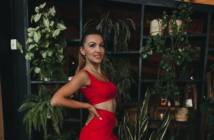 Roksana Skynova w czerwonej sukni z odważnym rozcięciem – internauci komentują jej najnowsze zdjęcie

