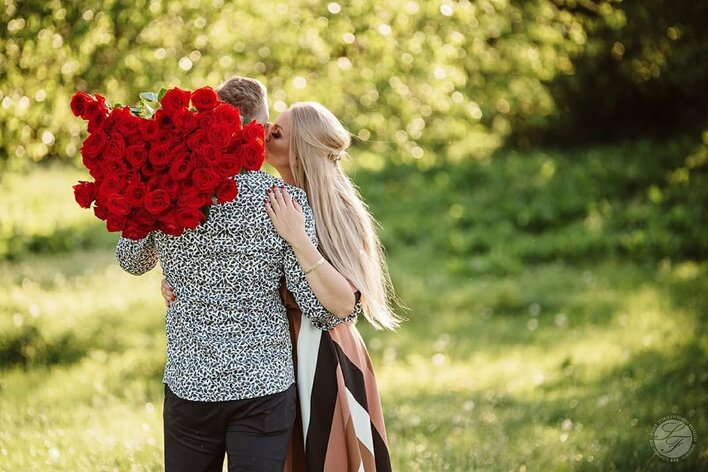 Romantyczne fotografie Dawida Narożnego i jego partnerki podbijają internet. 