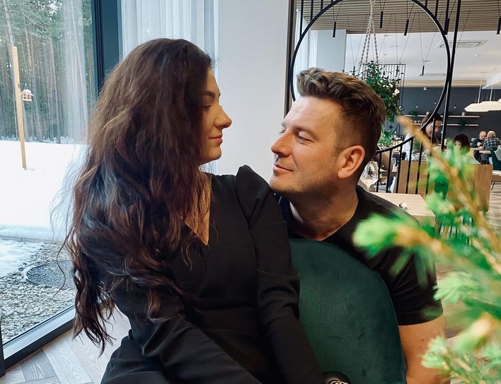 Romantyczne chwile we dwoje! Uwielbiany wokalista disco polo Sylwek Gazda Power Play w czułych objęciach z żoną!  