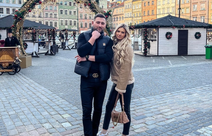 Romantyczne chwile na spacerze: Power Boy z partnerką Anitą w Warszawie!