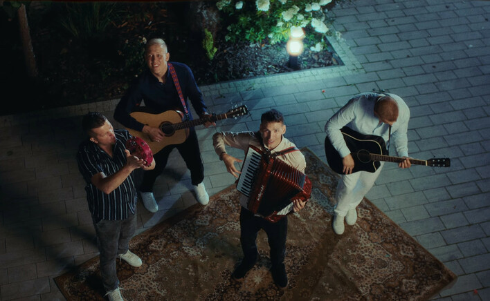 „Romeo” od Bayera w błyskawicznym tempie wdarł się do TOP 10 YouTube – fani oszaleli