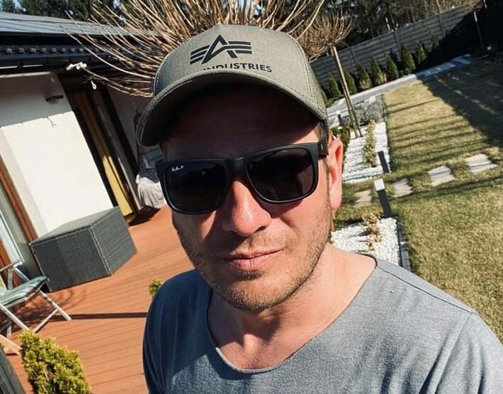 Jego życie zmieniło się o 180 stopni! Wokalista disco polo nie traci ani chwili! 