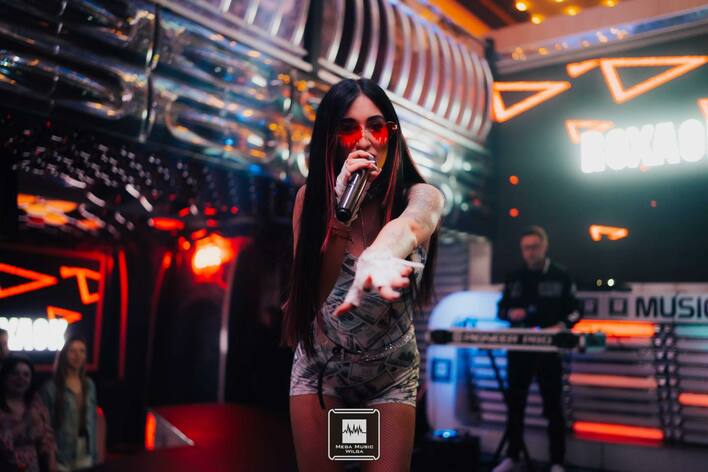 Roxaok szokuje publiczność - skąpy strój w dolary i zmysłowe ruchy na scenie!