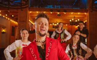 Roy „Basia” zachwyca publiczność. Nowy folkowo taneczny numer zespołu szybko zdobywa popularność