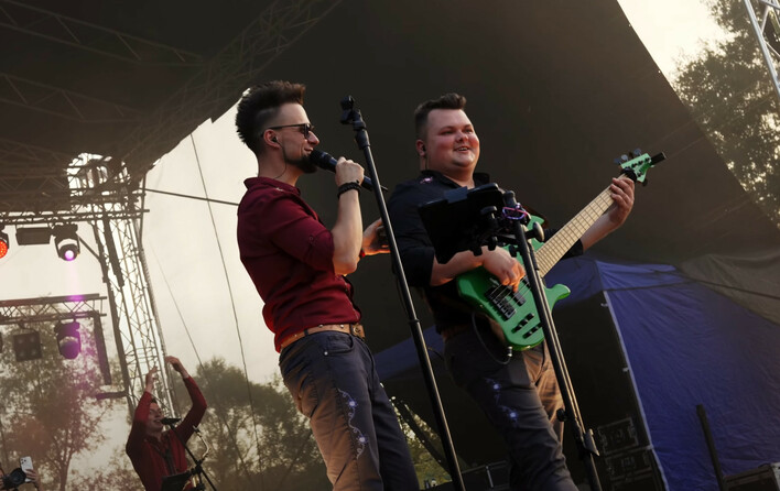 Roy i hit „Wakacyjna przygoda„ w nowym, porywającym wykonaniu – zobacz, co się działo na scenie!
