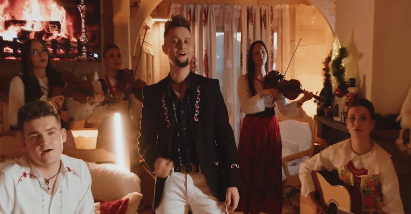 Roy prezentuje świąteczny utwór „Hej kolęda w górach brzmi” w klimacie góralskim i wyjątkowym nastroju