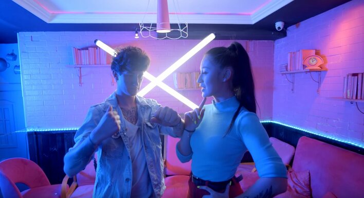 "Rozbierasz mnie" - kontrowersyjna premiera disco polo od zespołu M-Power | VIDEO