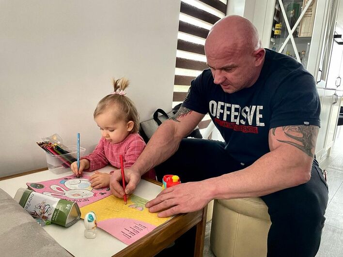 Rozczulające zdjęcie Pudzianowskiego z córką trafiło do sieci! Gwiazdor disco polo rozczulił fanów! 