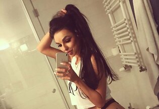 Roznegliżowana wokalistka disco polo z prysznicem w tle! Co za widok! 